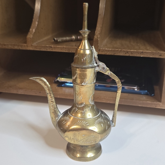 Vintage Brass Genie Lamp Miniature Ewer / Teapot Decor 5” Tall – Made in India - Picture 2 of 15